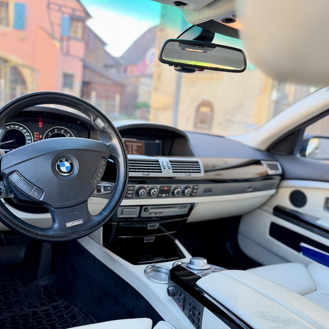 Intérieur BMW Individual, console centrale et inserts en bois laqué Piano Black, cuir clair