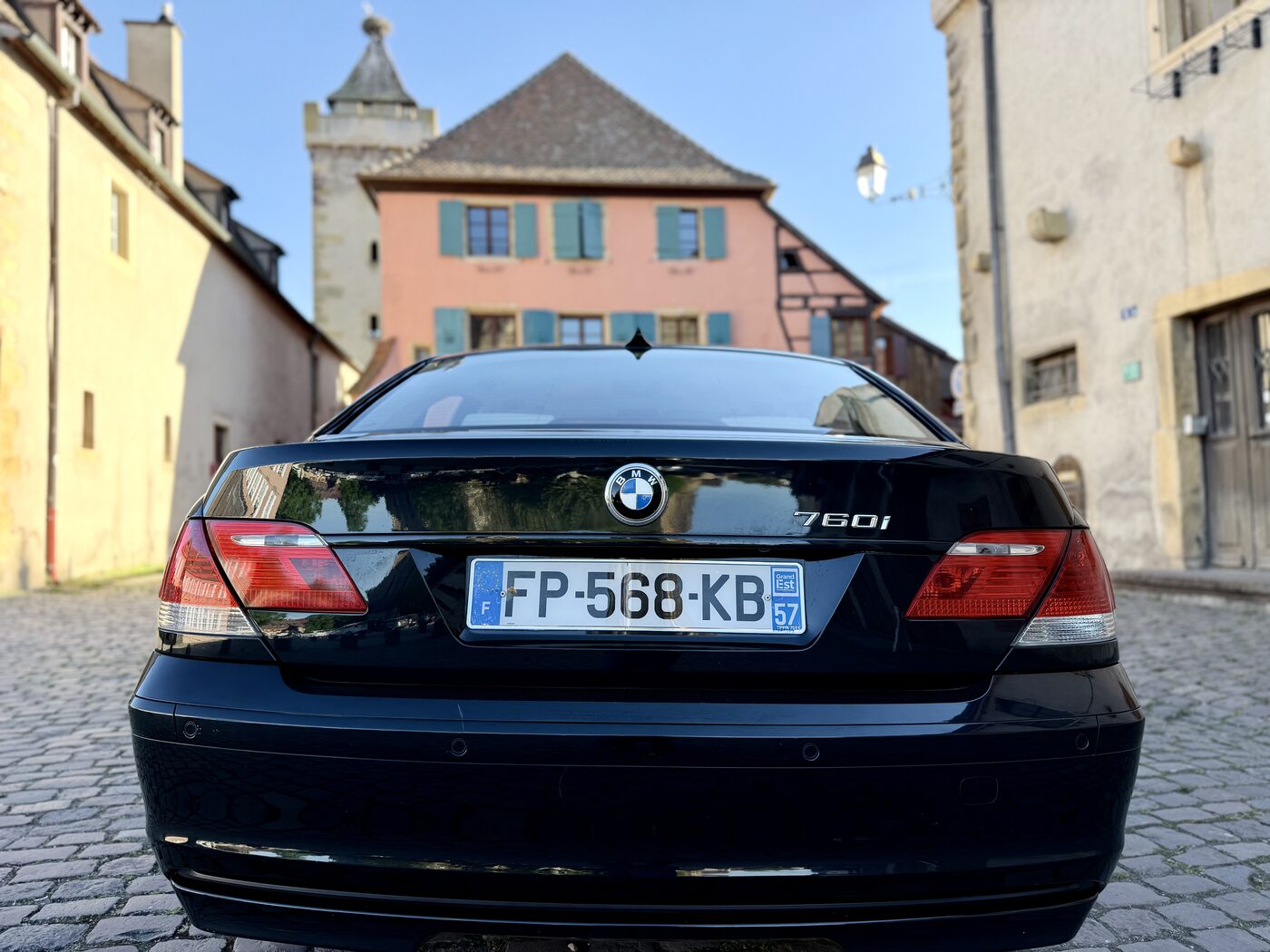 Poupe de la BMW 760i E65 phase 2, optiques arrière redessinées et barre lumineuse centrale supprimée