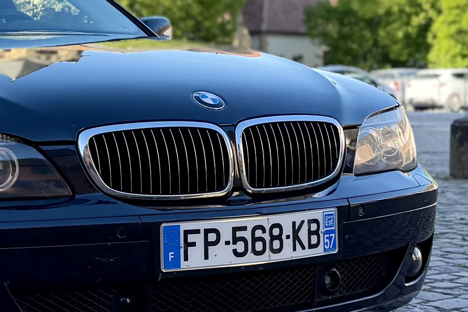 Calandre et optique avant droite de la BMW 760i