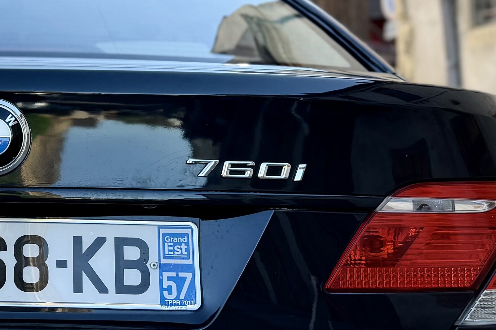 Monogramme 760i sur le coffre de la BMW
