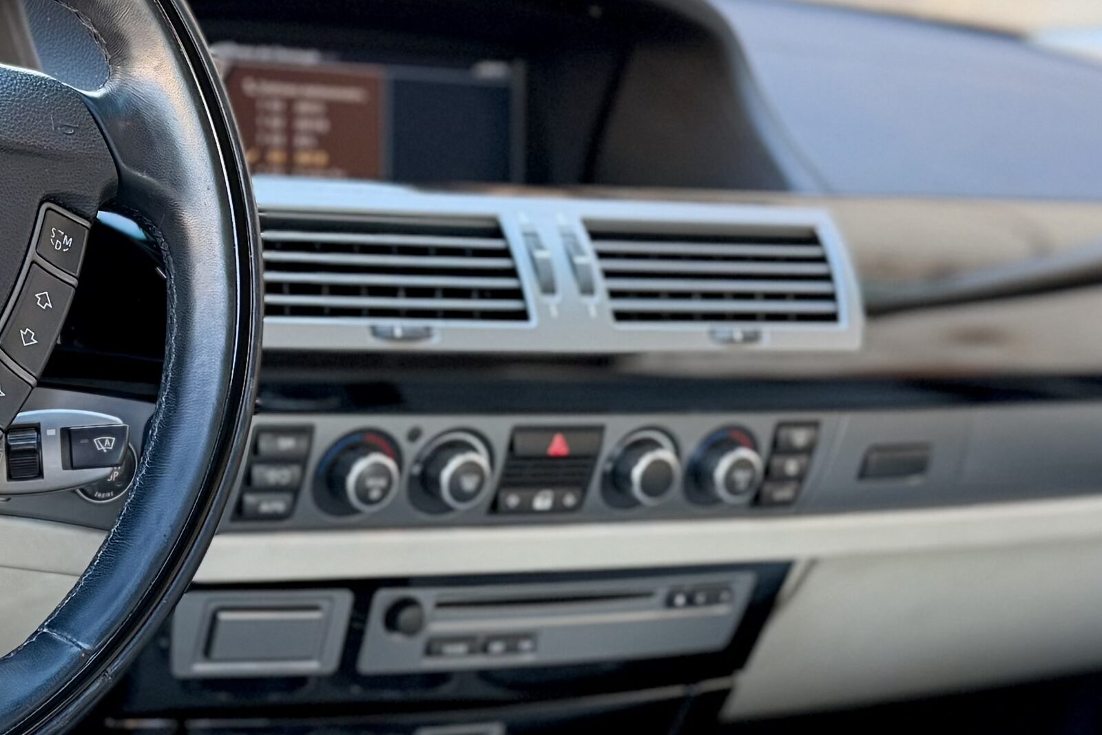 Console centrale et commandes de la BMW 760i, boiseries laquées
