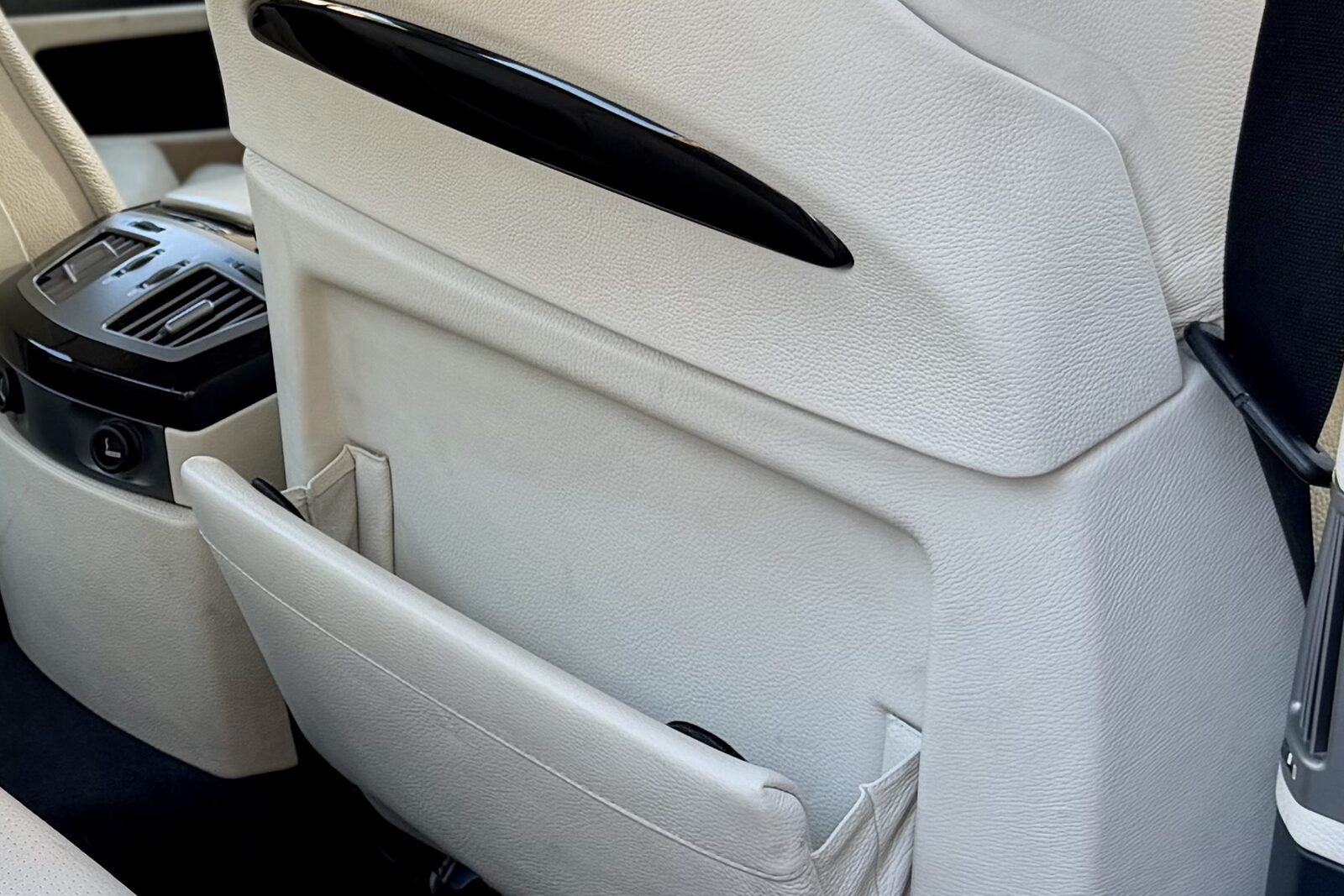 Dossier de siège avant et cuir clair, places arrière de la BMW 760i