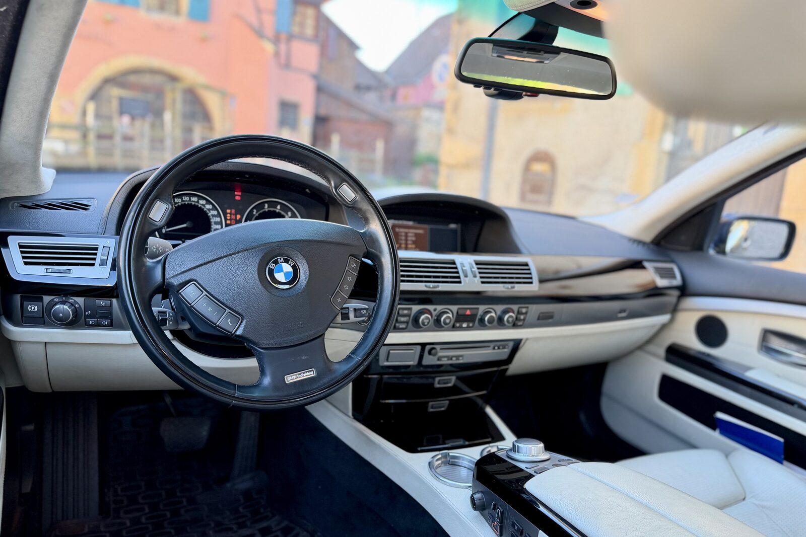 Poste de conduite de la BMW 760i, cuir clair et iDrive