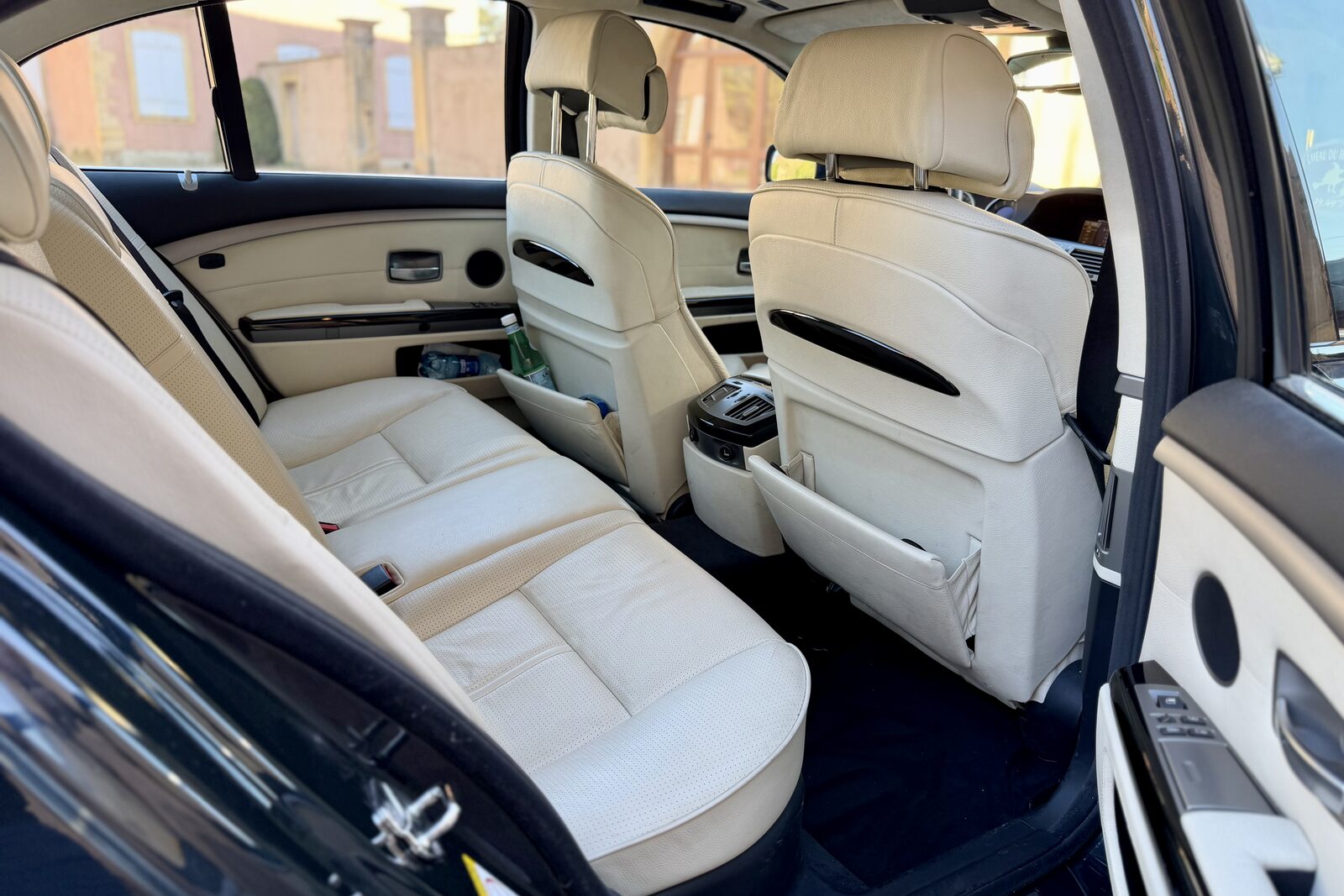 Places arrière de la BMW 760i, banquette cuir clair