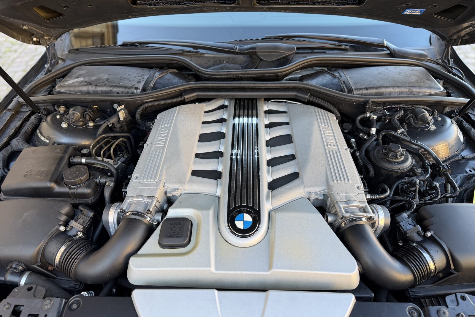 V12 N73 de 6 litres dans le compartiment moteur de la BMW 760i