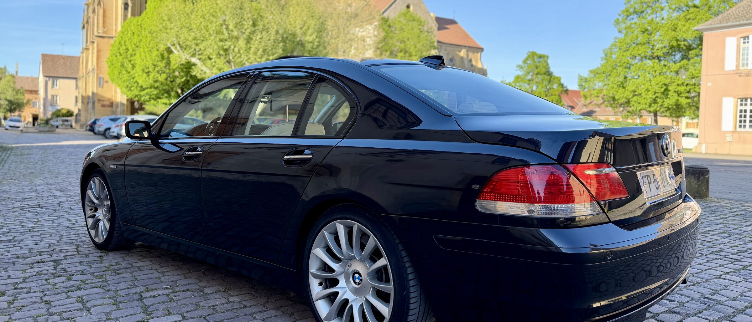 BMW 760i Individual de trois quarts arrière