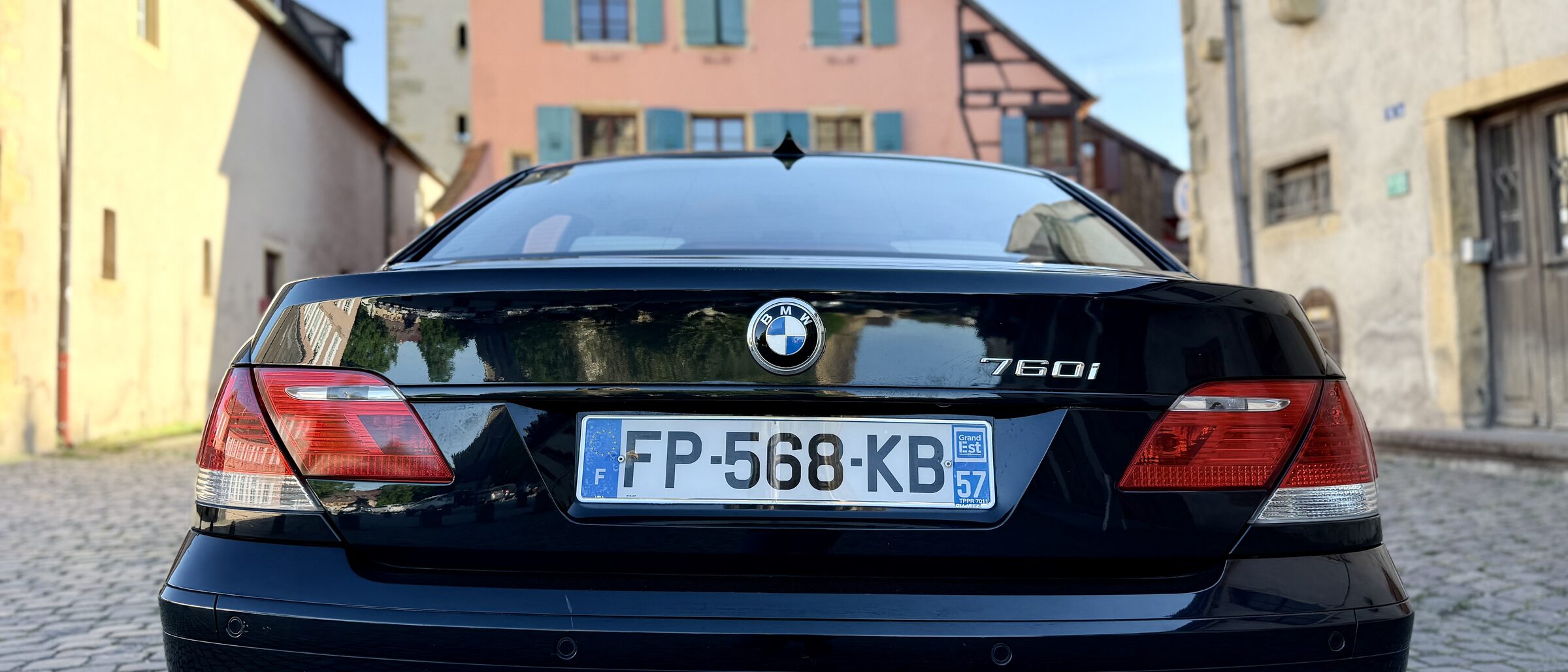 Poupe de la BMW 760i, monogramme 760i et optiques de phase 2