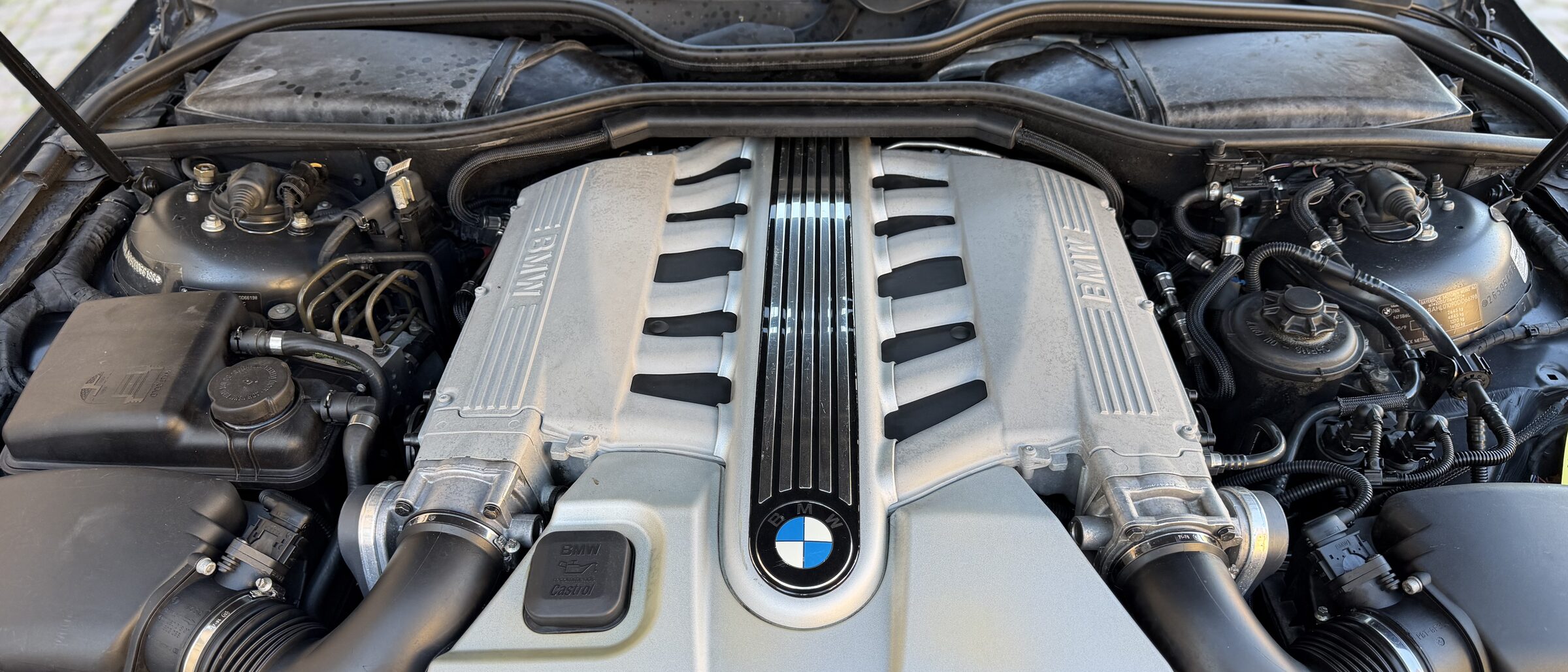 V12 N73 de six litres dans le compartiment moteur de la BMW 760i