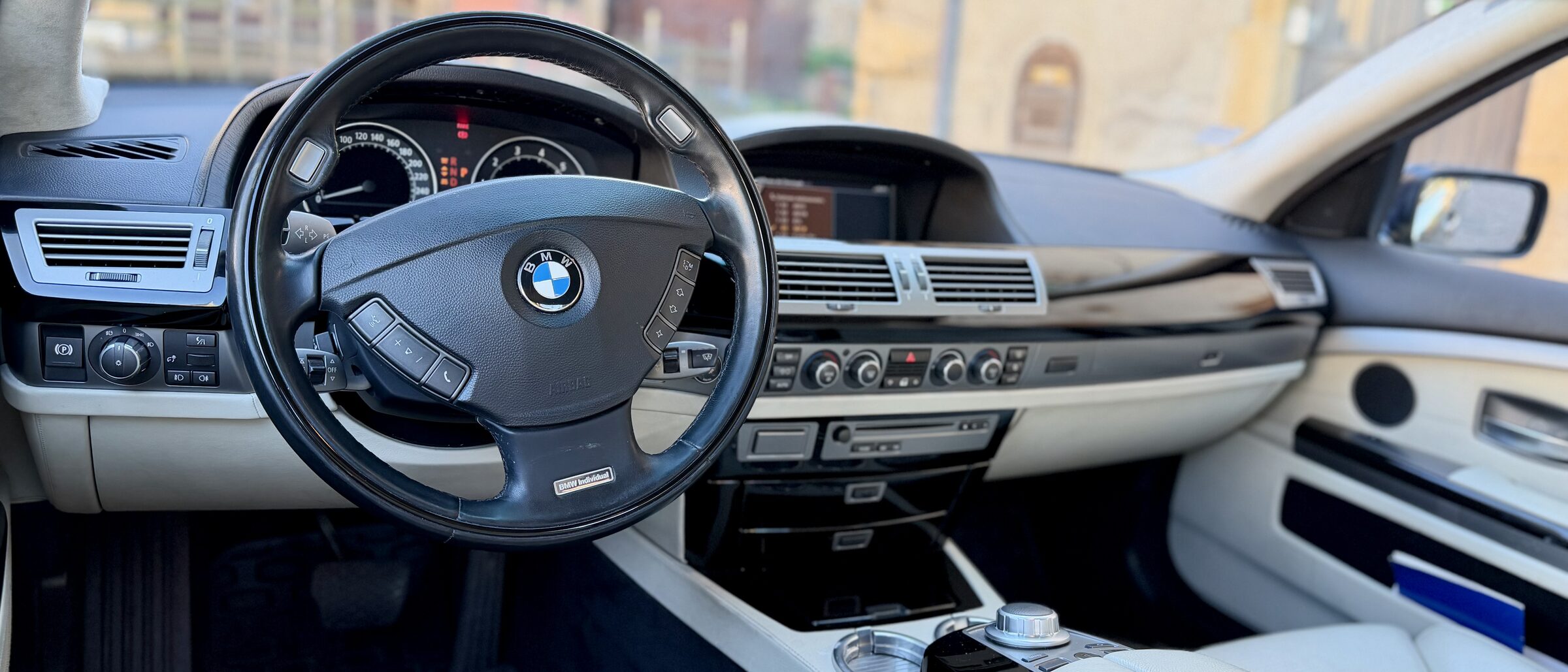 Driving position of the BMW 760i, steering wheel, iDrive and light leather