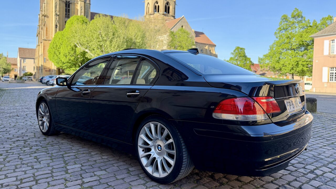 BMW 760i Individual vue de trois quarts arrière, image d'appel de la vidéo extérieure