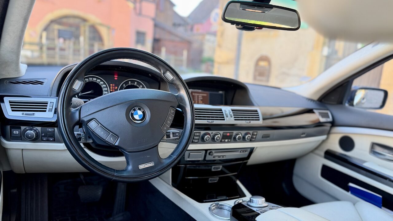 Poste de conduite de la BMW 760i, image d'appel de la vidéo intérieur avant